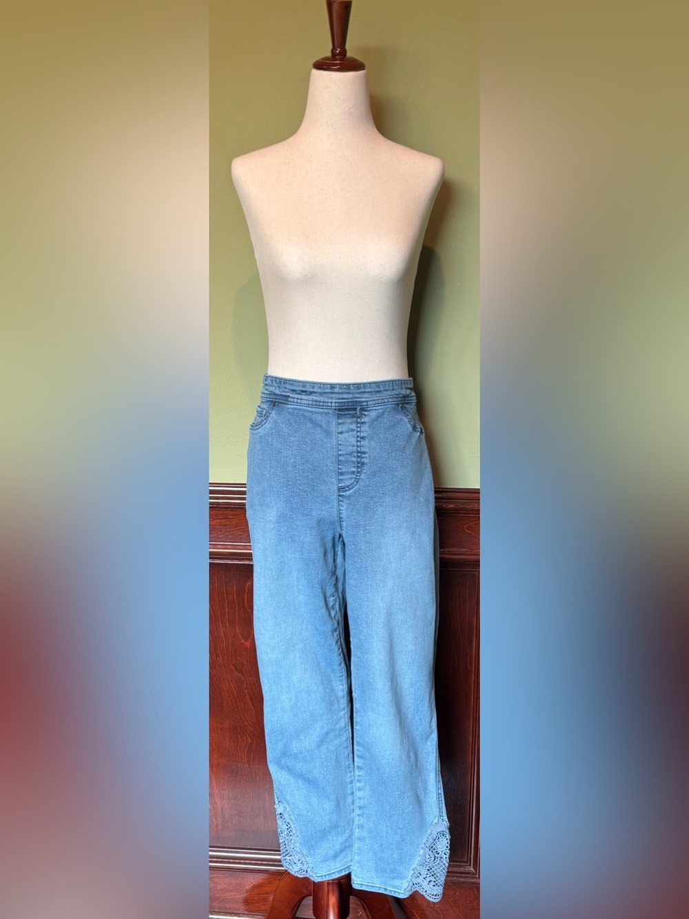 Light Wash Cropped pull on Wide-Leg Women’s Jeans